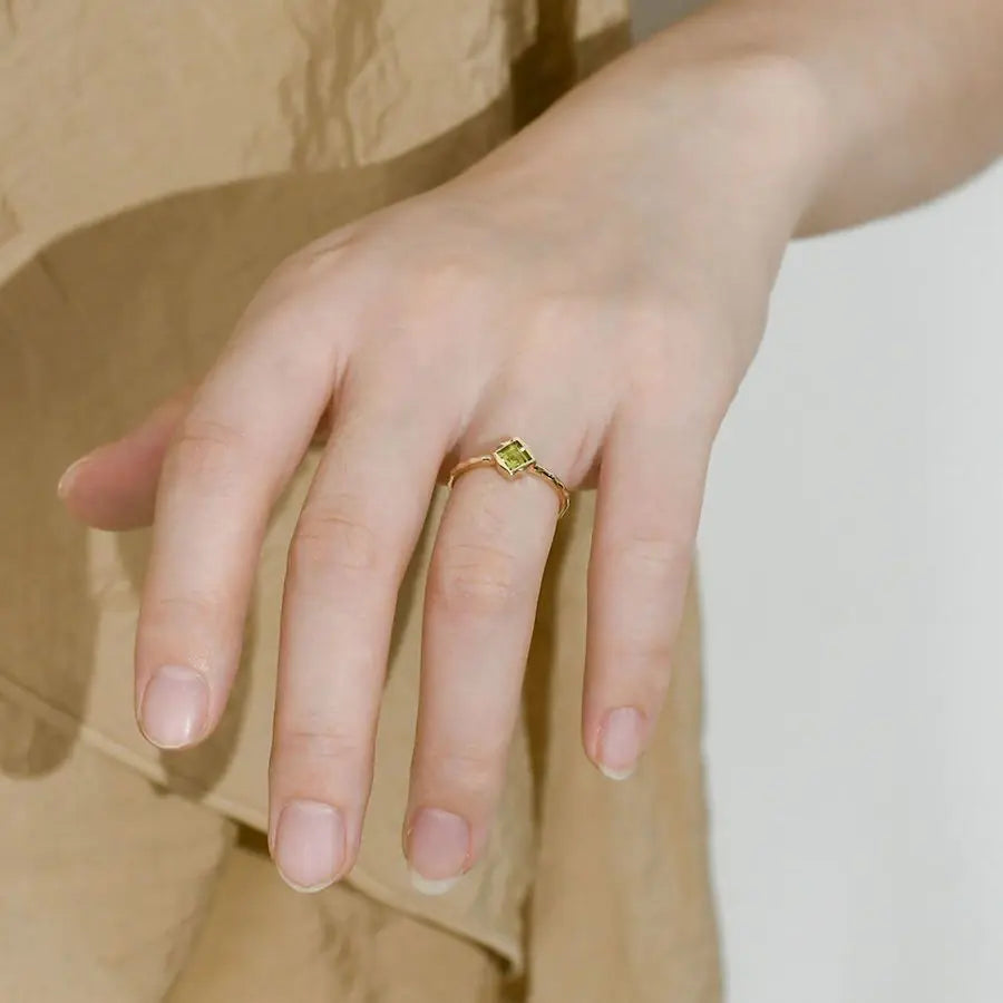 925 Sterling Silver Women's Fashion Ring with Green Peridot Solitaire
