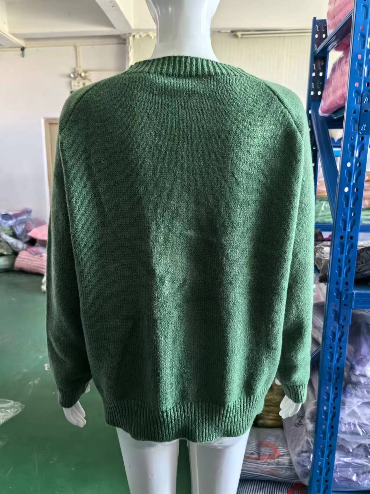 Vireous Women's 'Little Sheep' Round Neck Green Sweater