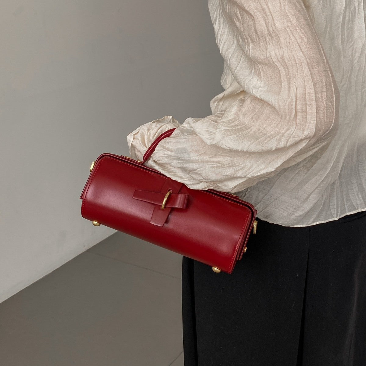 Vireous First Layer Cowhide Underarm Single-Shoulder Cylinder Messenger Bag